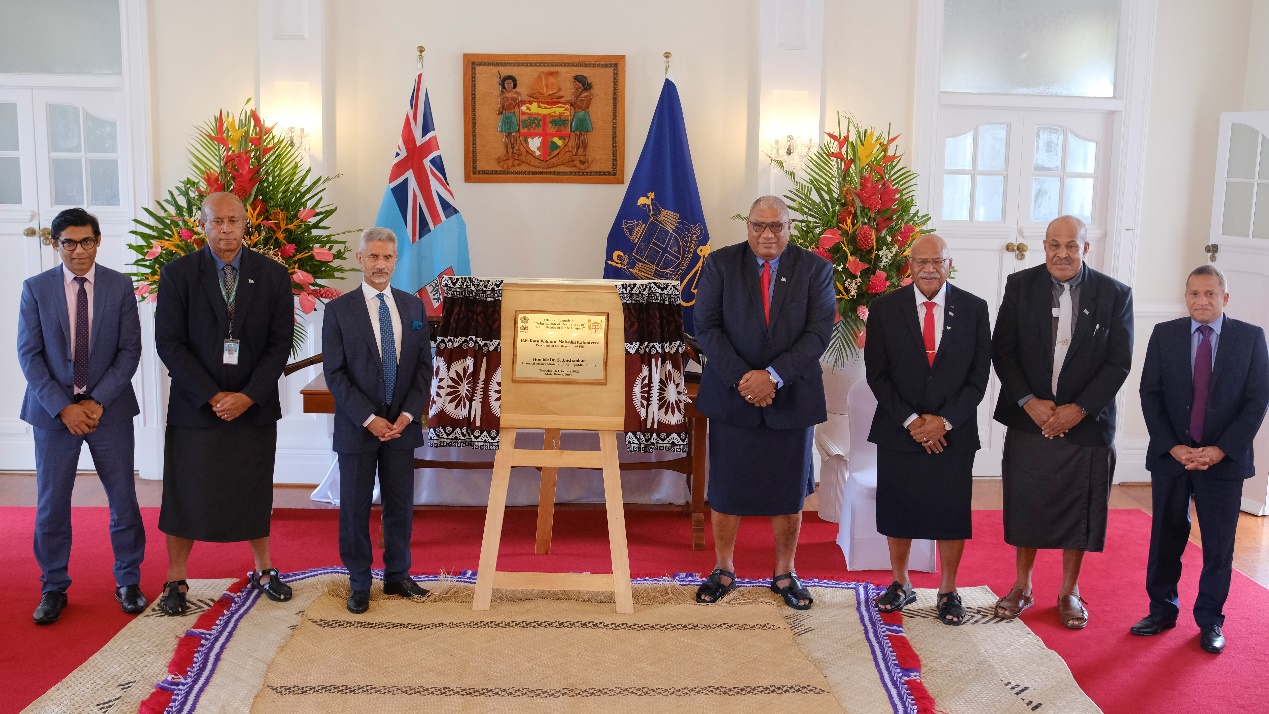 (From L-R): High Commissioner P.S. Karthigeyan, Fijian Minister for Public Works, Transport, and Meteorological Services, Hon. Ratu Filipe Tuisawau, External Affairs Minister Hon. Dr. S. Jaishankar, Fijian President H.E. Ratu Wiliame Katonivere, Fijian Prime Minister Hon. Sitiveni Rabuka, Fijian Minister for iTaukei Affairs, Culture, Heritage and Arts Hon. Ifereimi Vasu, United Nations Resident Coordinator Mr. Sanaka Samarasinha at the joint inauguration of the Solarization of Residences of Pacific Heads of State Project on 16.02.2023.